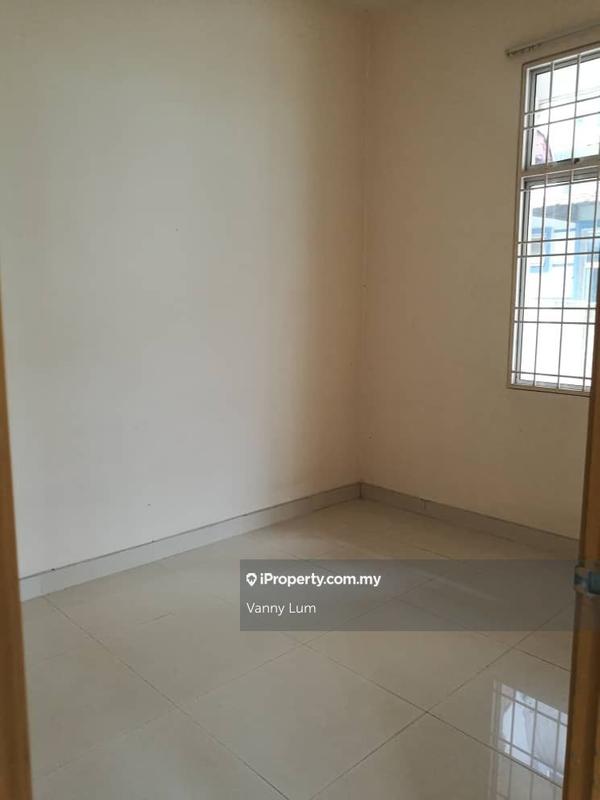 Rumah Berkembar untuk Dijual di 3 Storey corner lot Semi D  Taman Kipark, Puchong, Puchong oleh Vanny Lum - iProperty.com.my