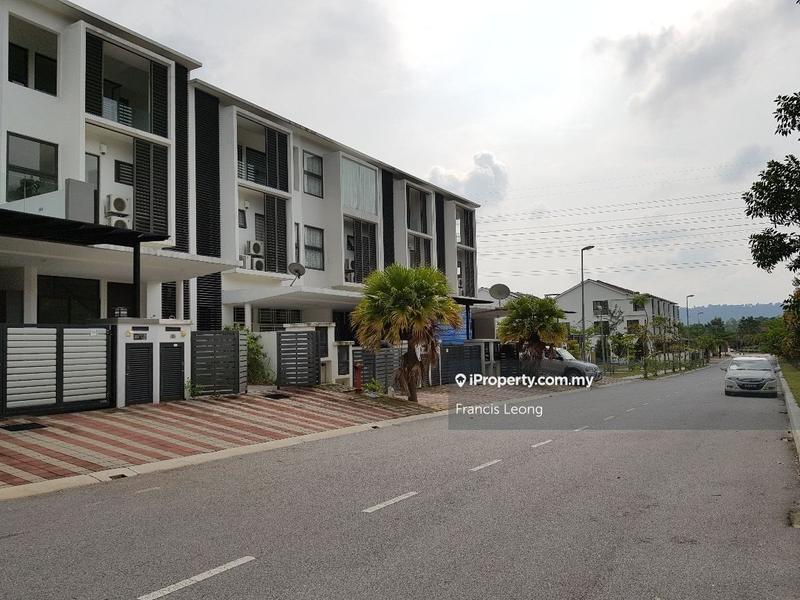 Rumah Berangkai 3 Tingkat untuk Dijual di myj42, Seri Kembangan oleh Francis Leong - iProperty.com.my