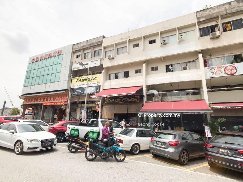 For Sale - Facing Inner Square Good Location with High Exposure 4 Storeys Shop Damansara Utama