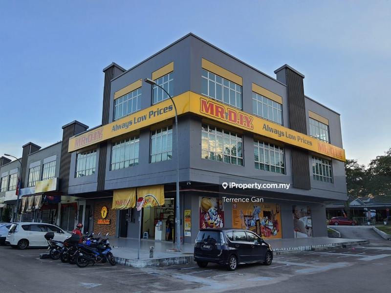 MR DIY OUTLET AT THE AREA