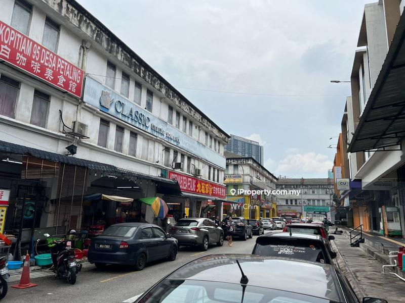 For Sale - 3 STOREY CORNER MAIN ROAD FRONTAGE ROi 4.7% ,DESA PETALING