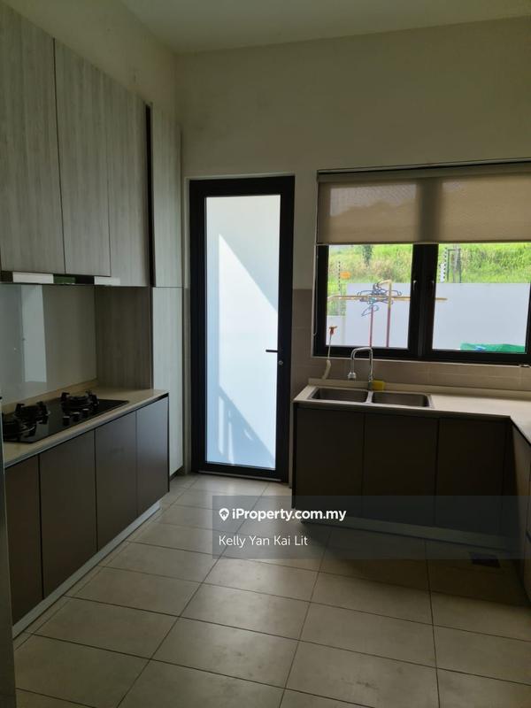 Bungalow House untuk Dijual di Taman Melawati, Ulu Kelang oleh Kelly Yan Kai Lit - Wey kitchen access door to backyard garden - iProperty.com.my