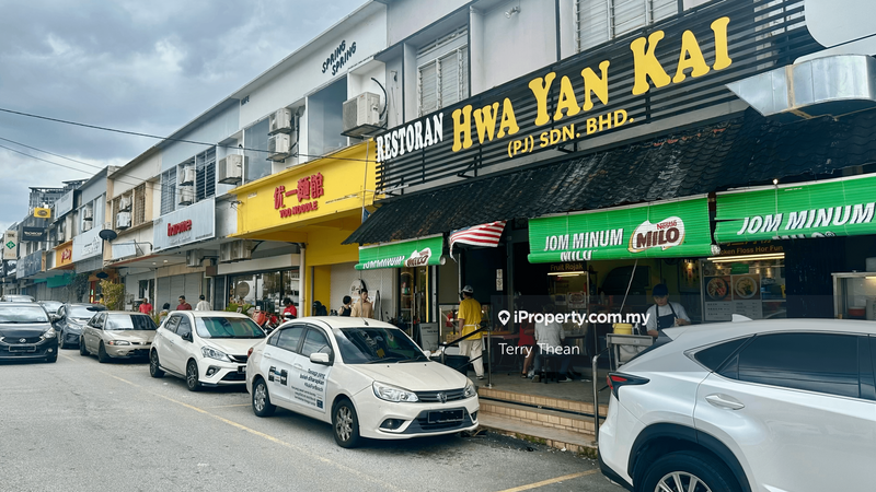 For Sale - 2 Storey Shop @ Taman Paramount PJ , Chinese Crowd Area , Many Parking Space