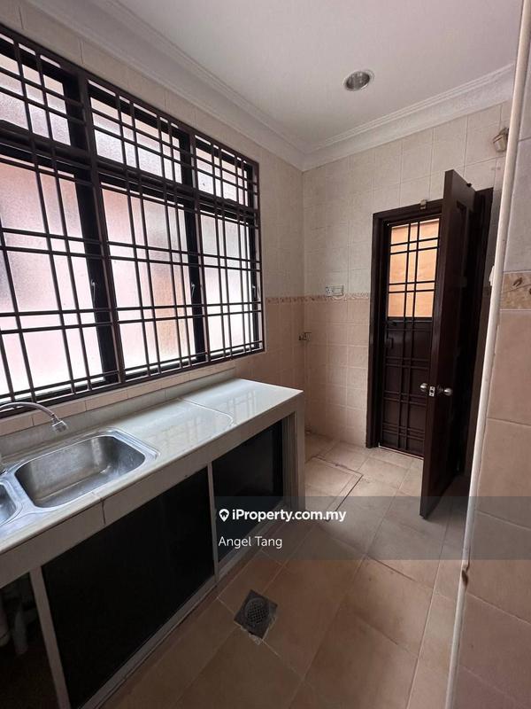 Rumah Berangkai 2.5 Tingkat untuk Dijual di BU 6,Near park, Bandar Utama, Ample parking, Bandar Utama oleh Angel Tang - iProperty.com.my