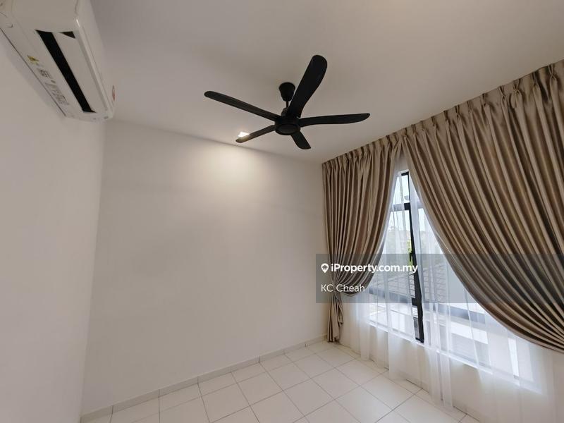 Rumah Berangkai 2 Tingkat untuk Disewa di AVENHAM GARDEN Corner Lot, Puncak Alam oleh KC Cheah - Bedroom with aircons - iProperty.com.my