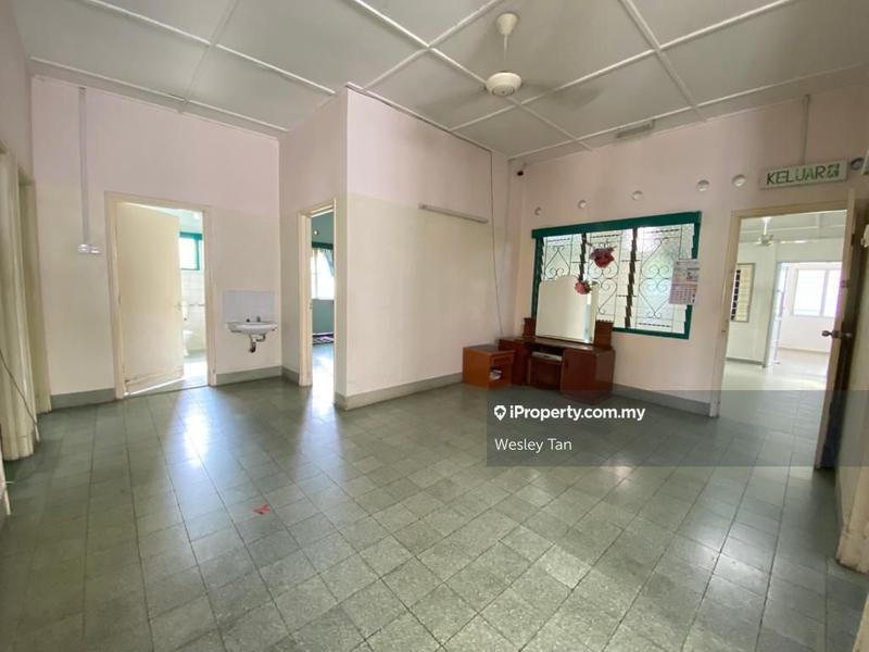 Bungalow House for Sale in Klebang Single Storey Bungalow End Lot Big Land, Klebang by Wesley Tan - iProperty.com.my