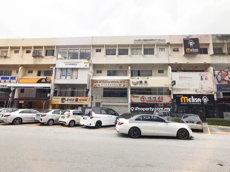 For Sale - Facing Inner Square Good Location with High Exposure 4 Storeys Shop Damansara Utama