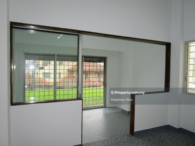 Banglo untuk Dijual di Taman Desa, Kuala Lumpur oleh Madeline Mok - Dining Room Cosy Patio - iProperty.com.my