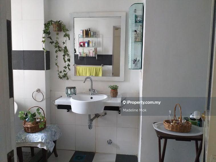 Kondominium untuk Dijual di Pantai Panorama Condominiums oleh Madeline Mok - Master Bathroom - iProperty.com.my