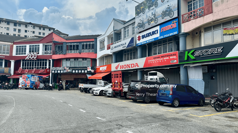 For Sale - 3 Storey Shop @ Puchong Permai , Malay Crowd Area & Potential ROI 5%++