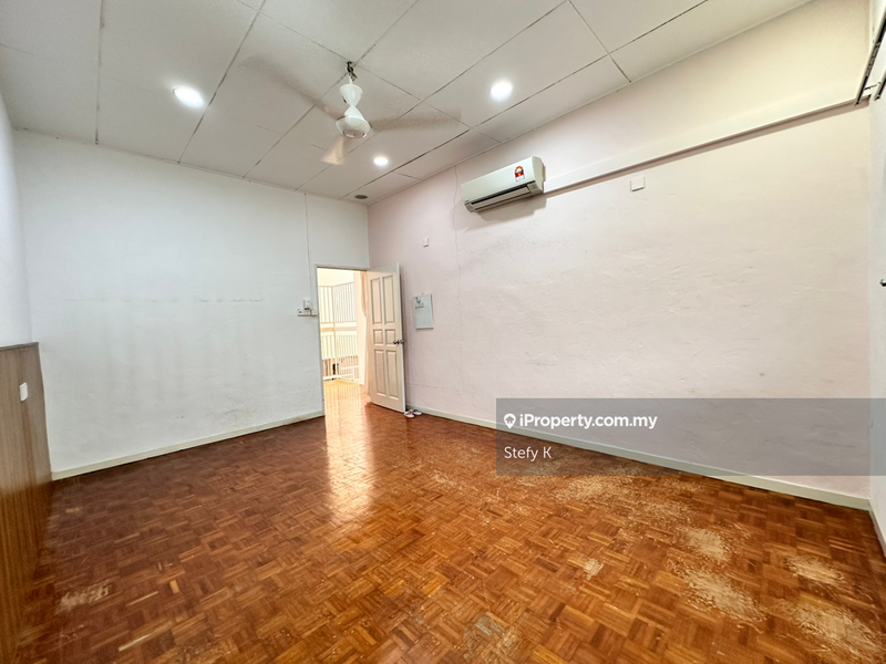 Rumah Berkembar untuk Dijual di Island Park, Gelugor oleh Stefy K - Another spacious Upstairs Bedroom - iProperty.com.my