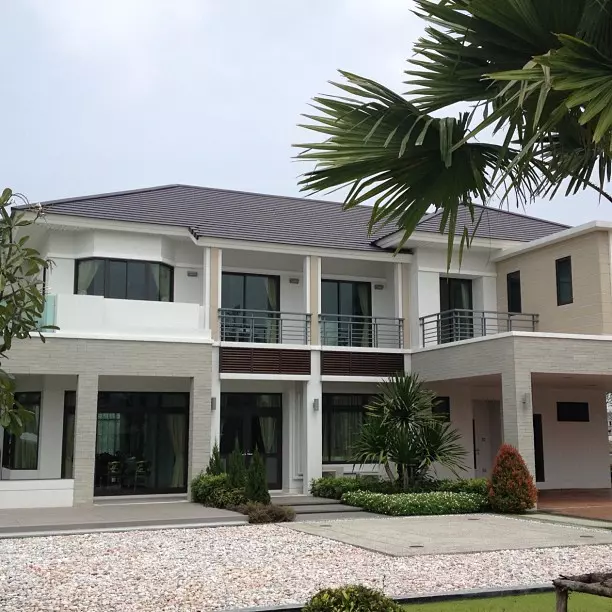 กำลังรีวิวบ้านแถวรังสิตกันอยู่ครับ