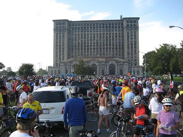 800px-2008_Tour_de_Troit_bicycle_ride_in_Detroit_-_Michigan,_USA