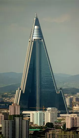 Ryugyong_Hotel_-_August_27,_2011_(Cropped)