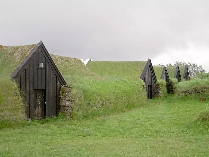 800px-Iceland_Keldur_Earth_covered_homes