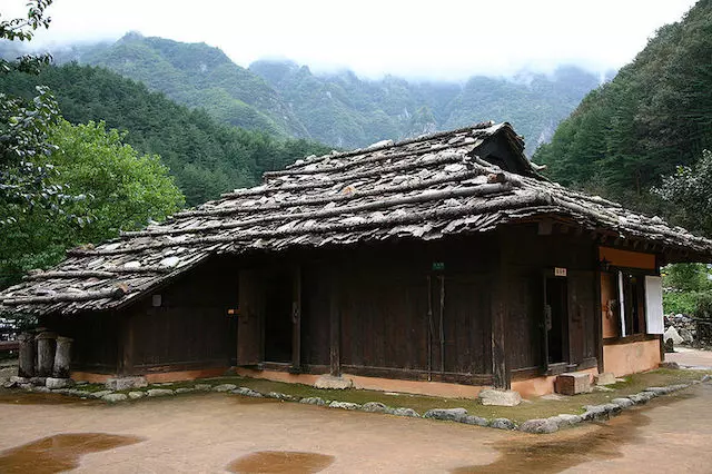 หลังคาของบ้านที่ทำจากวัสดุธรรมชาติ (Credit Photo: Junho Jung)