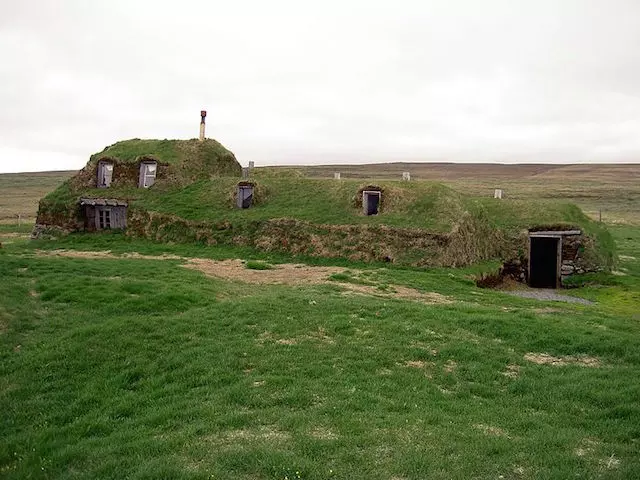 800px-Iceland_Saenautasel_Earth_covered_home_outside