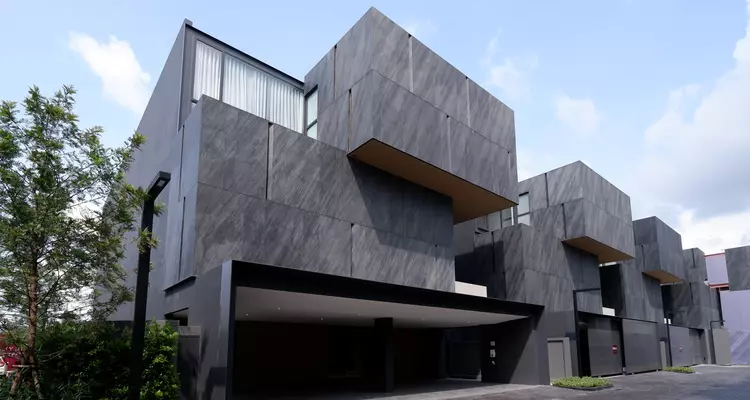 Motif Sukhumvit-Bangna (โมทีฟ สุขุมวิท-บางนา) Pool Villa 3 ชั้น โซนแบริ่ง ออกแบบเป็นส่วนตัวสูง จาก Motif Development