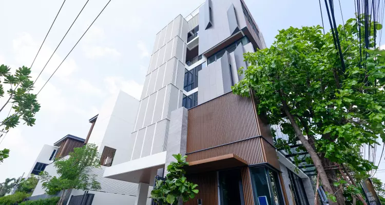 รีวิว MEKA SIGNATURE Sathorn-Charoenrat บ้านเดี่ยวและ Home Office ระดับ Super Luxury ใจกลางพระราม 3 พื้นที่ใช้สอยสูงสุด 900 ตร.ม. จอดได้ถึง 8 คัน จาก Mores Develop